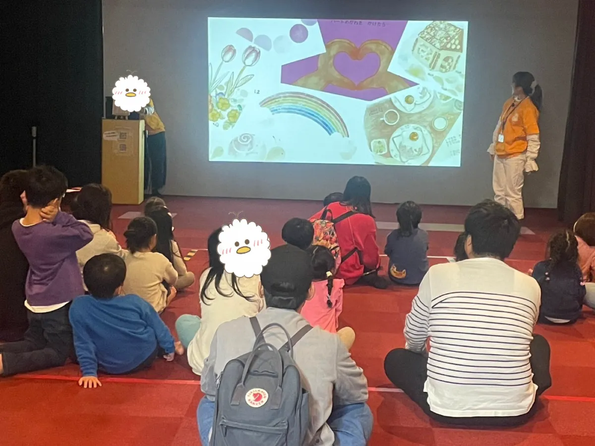 大型スクリーンで絵本を楽しむイベントの様子