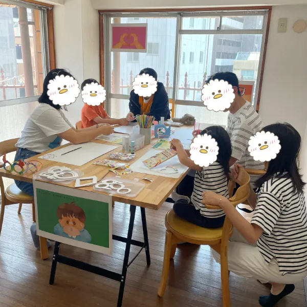 机を囲んで制作する子どもたちの様子
